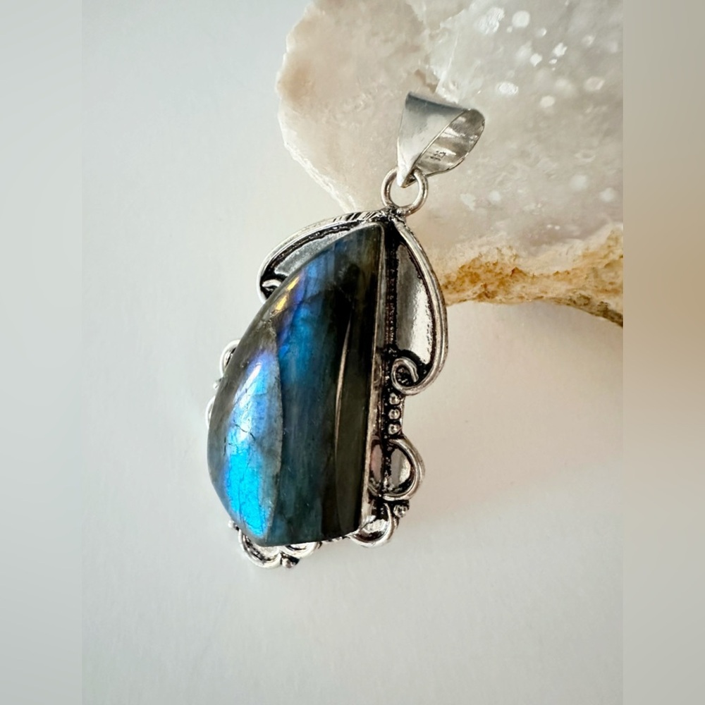 High grade Labradorite pendant - Picture 5 of 6